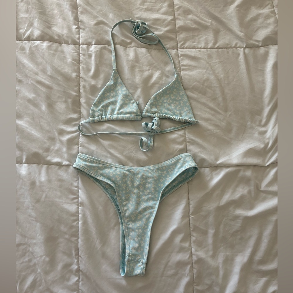 437 blue and white floral bikini set